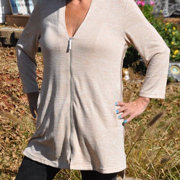 PLEASE SEE OTHER ITEMS IN MY CLOSET - Picture 2 of 6